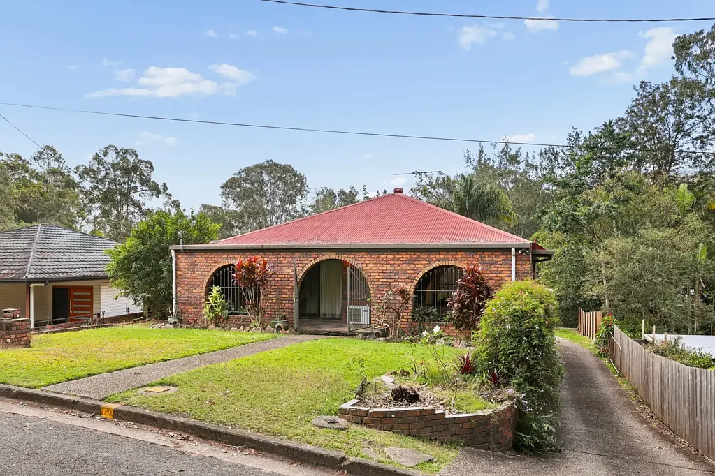 Seven Hills 4Zimmer A Rare Opportunity with Space, Flexibility & Enormous Potential