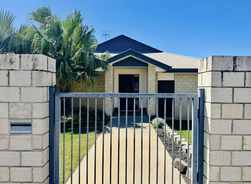 Moranbah 4બેડરૂમ SPACE, SOPHISTICATION & SERIOUS SHED APPEAL