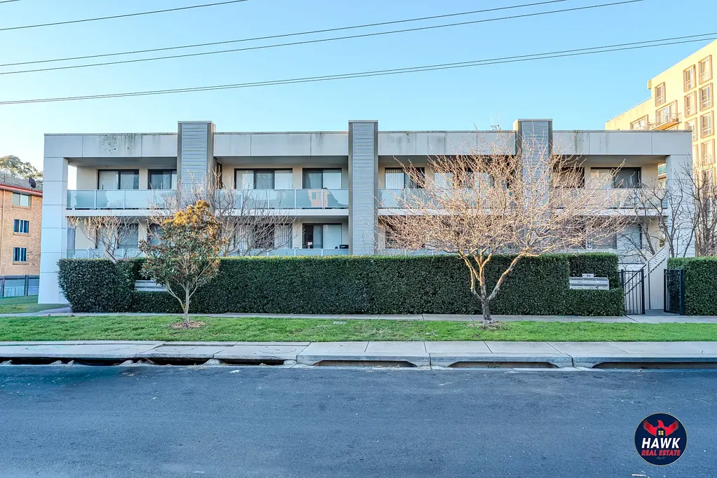 Crestwood 2房  Luxury Ground Floor Living with Two Expansive Private Courtyards in the Heart of Crestwood!
