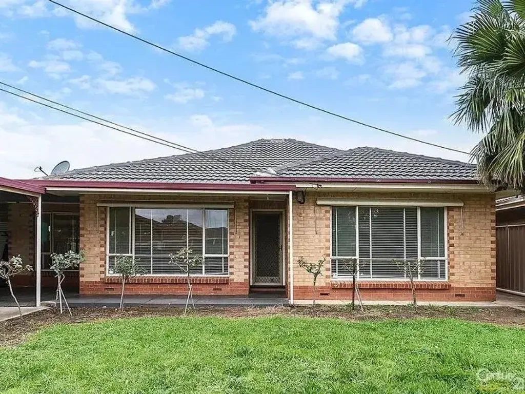 GREAT VALUE, 7 BEDROOM HOME, NEAR CITY LOCATION!