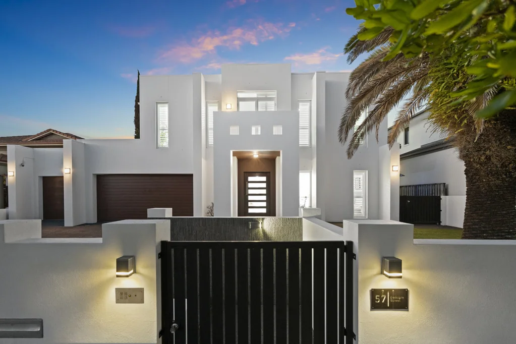 Eight Mile Plains 5 Bedroom Bigger and Better: 16m Lap Pool, Triple Garage, Dual Kitchens, and Palatial Master