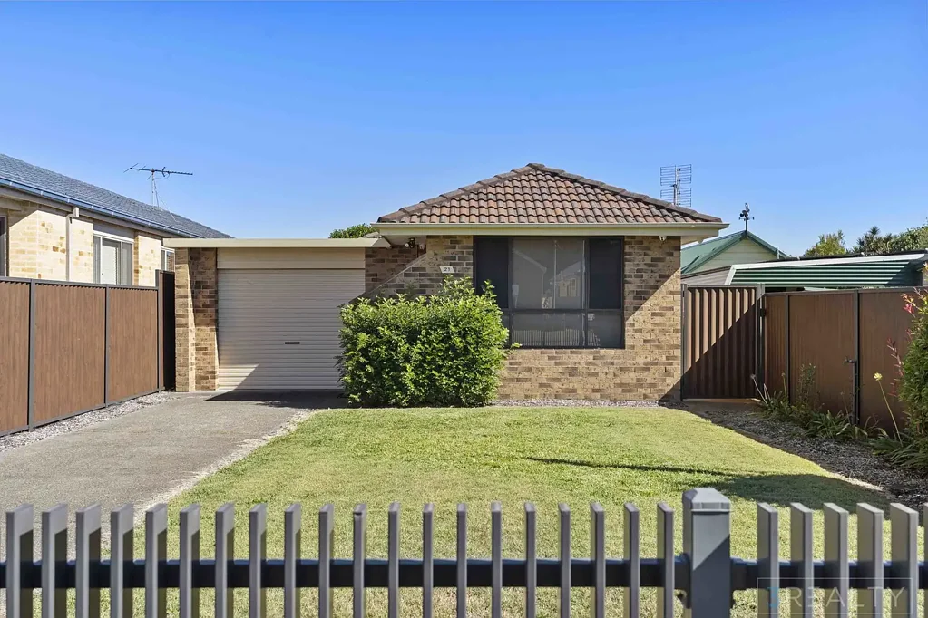 Low Maintenance 2 Bedroom Home in Convenient Location