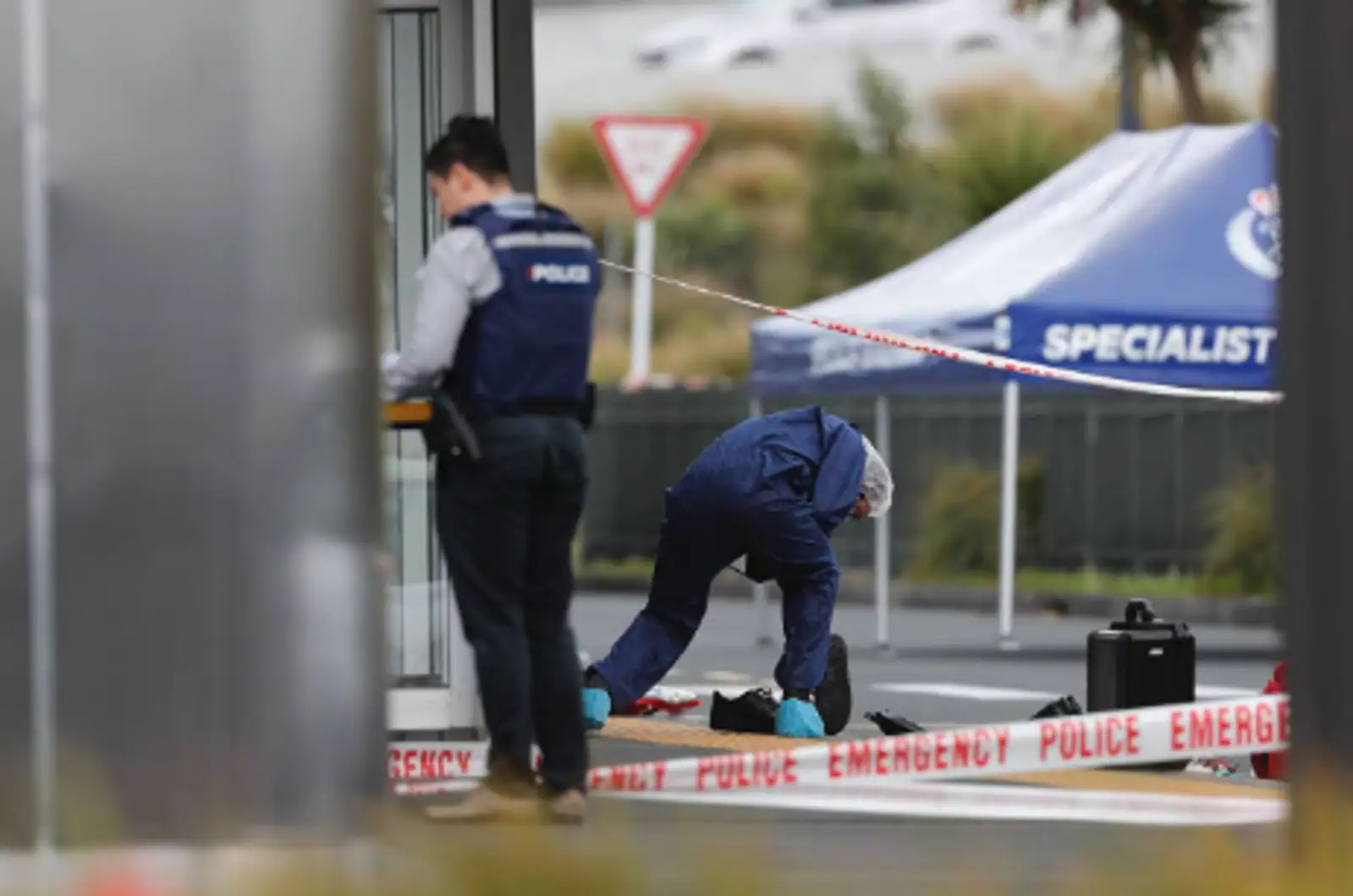 北岸公交站捅人事件：警方公布遇害者身份，年仅24岁