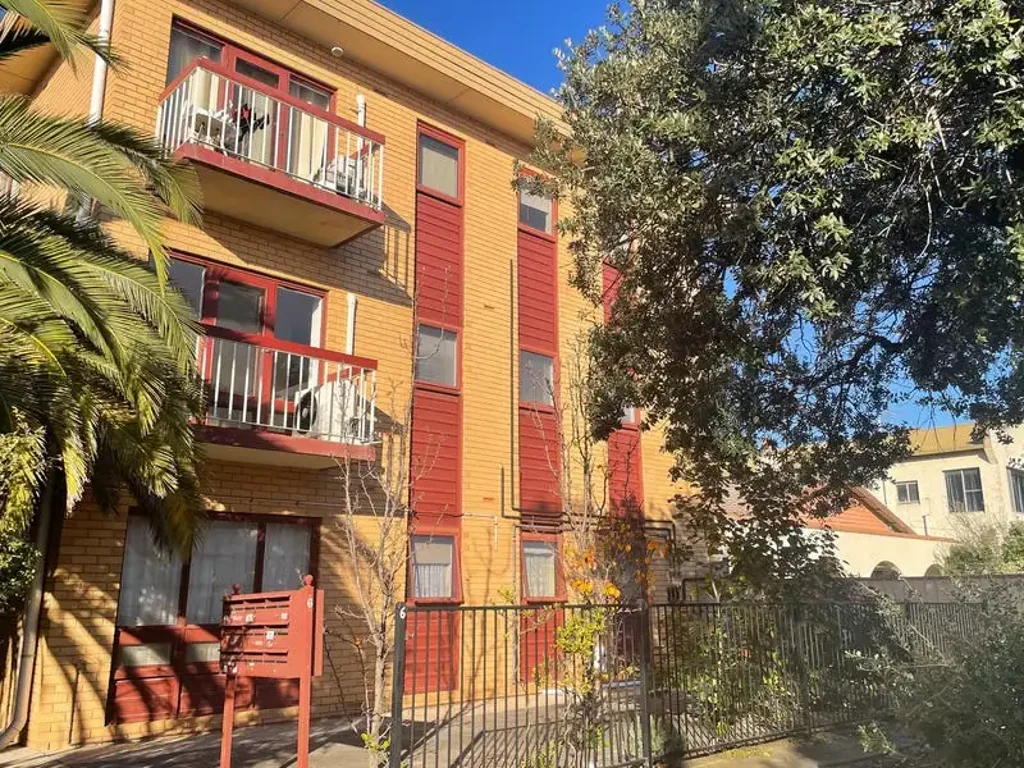 Recently renovated upstairs apartment - Prime Glenelg Location!