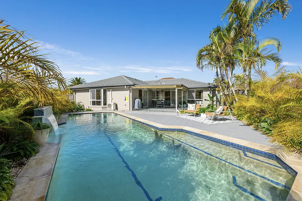 Helensvale 4침실 Resort Style Living with a Low Maintenance Design!