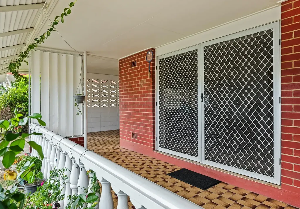 Manunda 3 Bedroom Single Level Brick Veneer Residence in a Central Location