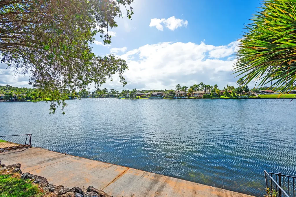 Coombabah 3房  'Absolutley Golden Opportunity' - Affordable Waterfront Living With a Perfect Northerly Aspect