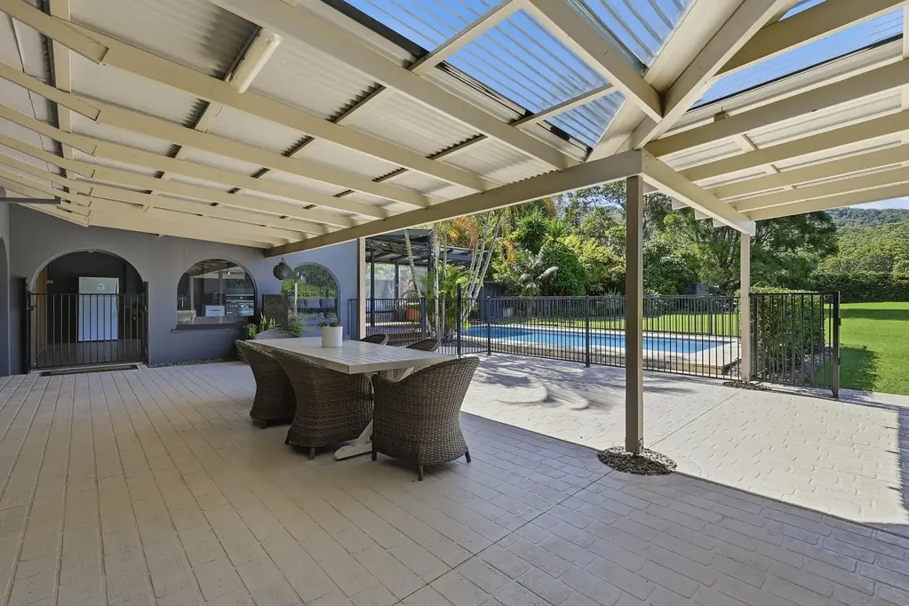 Bonville 4chambre A Level Acreage Retreat With Mountain Views & Exceptional Versatility