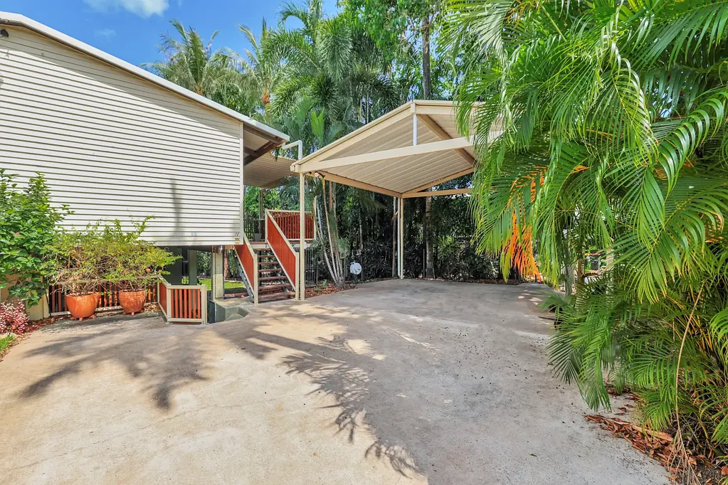 🏡Three Bedroom + (Study/Media/4th Room) Downstairs