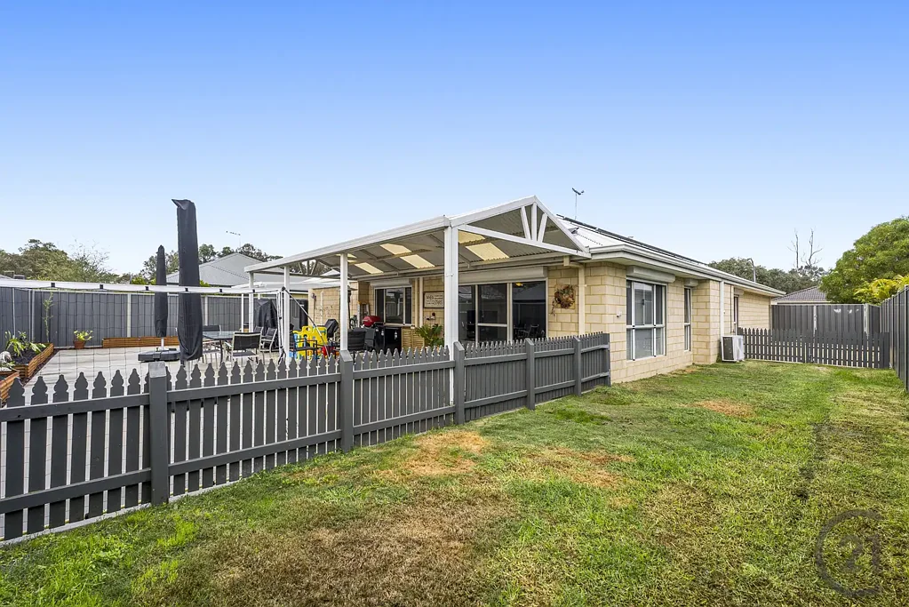 Pinjarra 4Moenga Spacious Family Living with Room to Entertain