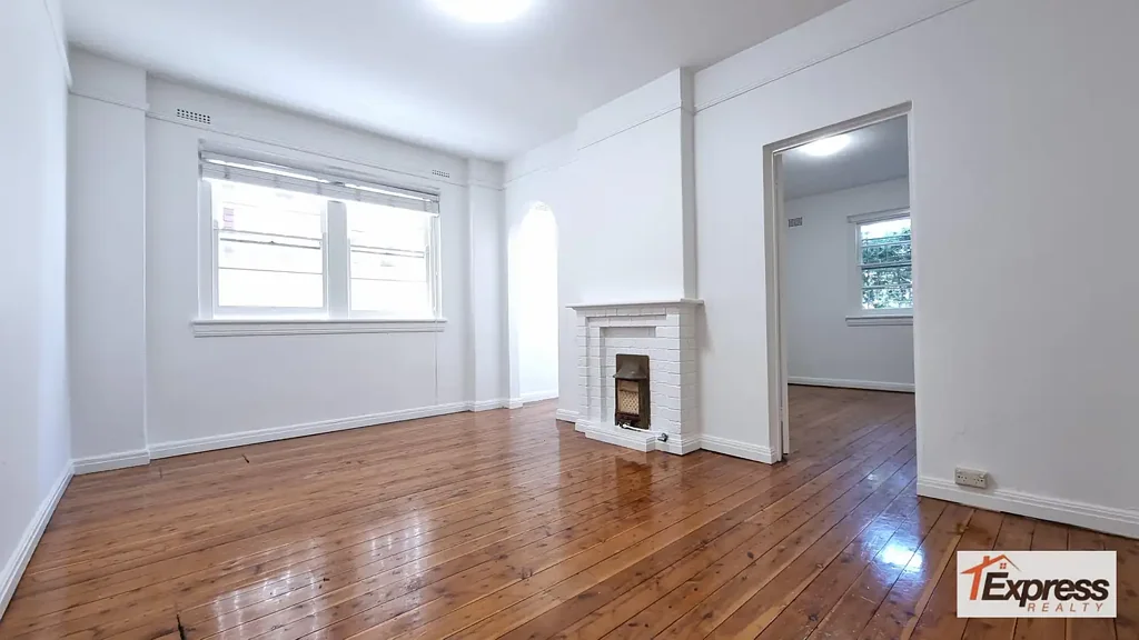 ART DECO ONE BEDROOM PLUS SUNROOM ON GROUND LEVEL