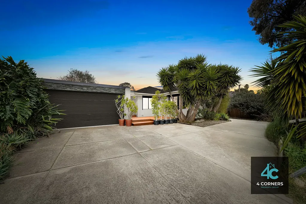 Hoppers Crossing 3 Bedroom Renovated Gem with Double Living, Alfresco & Walking Distance to Hoppers Station!!!