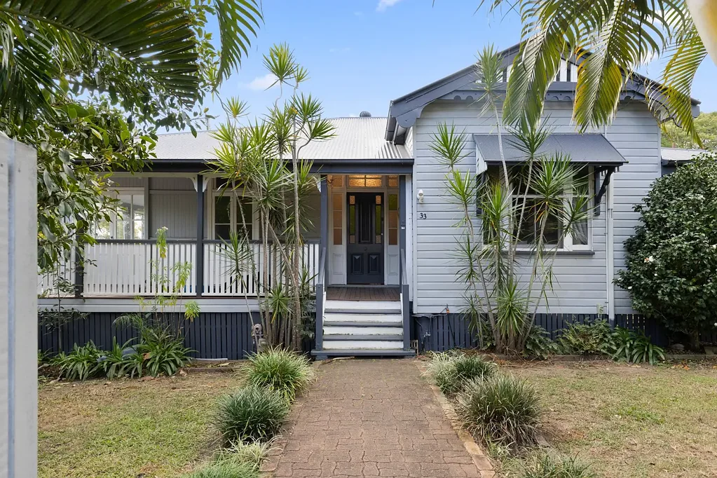 Charming Large Queenslander with plenty of room !!