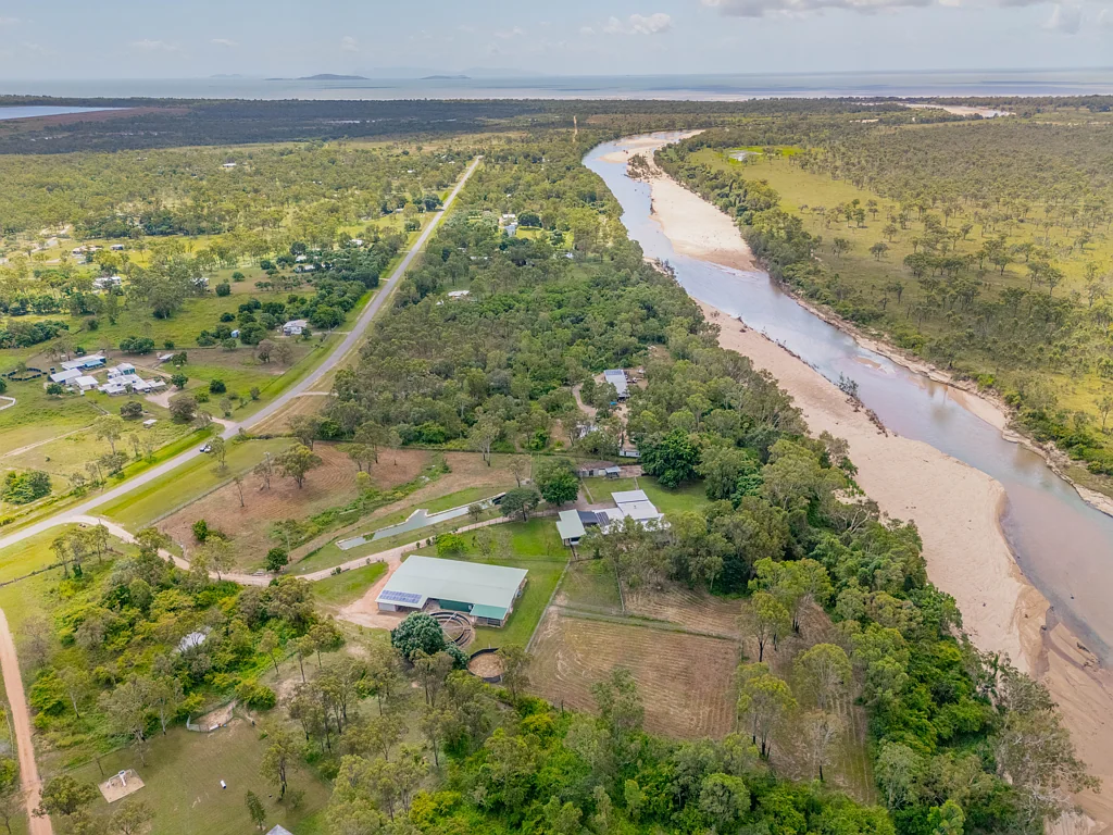 Black River 4Phòng ngủ Escape to your own private paradise on 5 lush acres of riverside frontage at 46 Bowden Road, Black River - a truly rare find this close to town