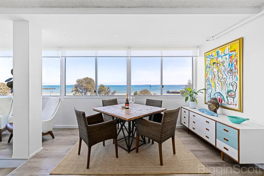 St Kilda 2ਬੈੱਡਰੂਮ Edgewater- Literally!