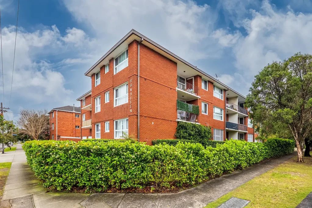 Bright & Spacious Apartment in Convenient Location