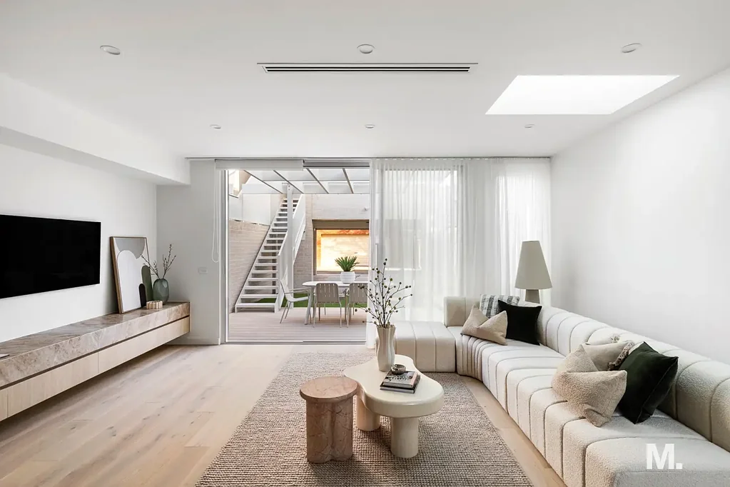 Moonee Ponds 4房 Moonee Ponds 的奢华生活树立了全新标杆。 LUXE LIVING IN MOONEE PONDS HAS A BRAND-NEW BENCHMARK.