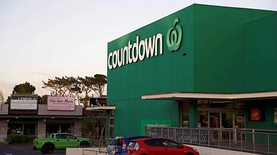 奥克兰中区Countdown凌晨被砸，警方封锁现场，多人涉案