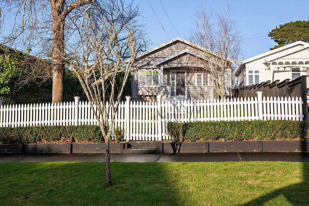 GORGEOUS CHARACTER BUNGALOW - APPROVED PETS OK