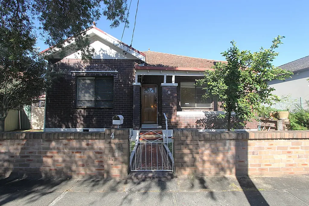 Charming Three Bedroom Home with Spacious Yard and Entertaining Area in Prime Location!!