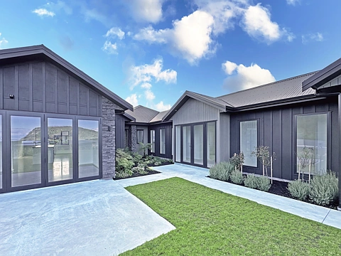 Kinloch 4房  Brand New High Spec Home In Seven Oaks