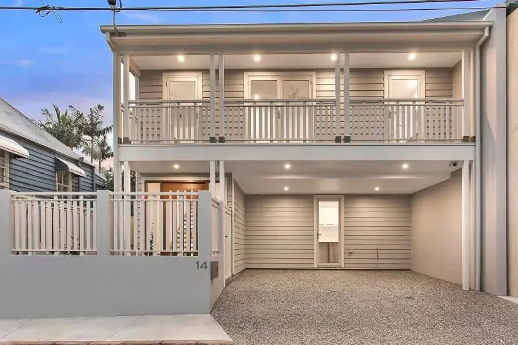 DREAM HOME IN THE HEART OF THE CITY WITH A  BEAUTIFUL SWIMMING POOL