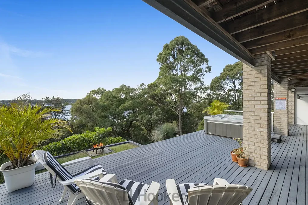 Fishing Point 4 Bedroom FAMILY ENTERTAINER WITH SWEEPING LAKE VIEWS