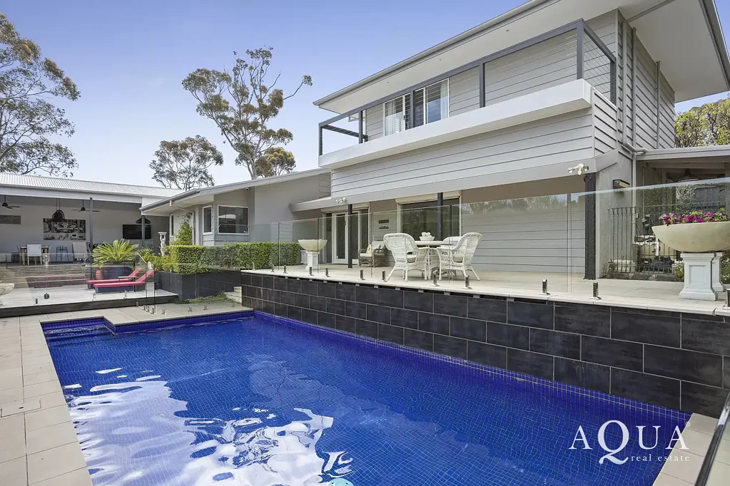 Mount Eliza 4房 完美的 Golden Mile 家庭住宅，带有壮观的池畔户外休闲区 ~ Flawless Golden Mile Family Residence With Spectacular Pool-Side Alfresco ~