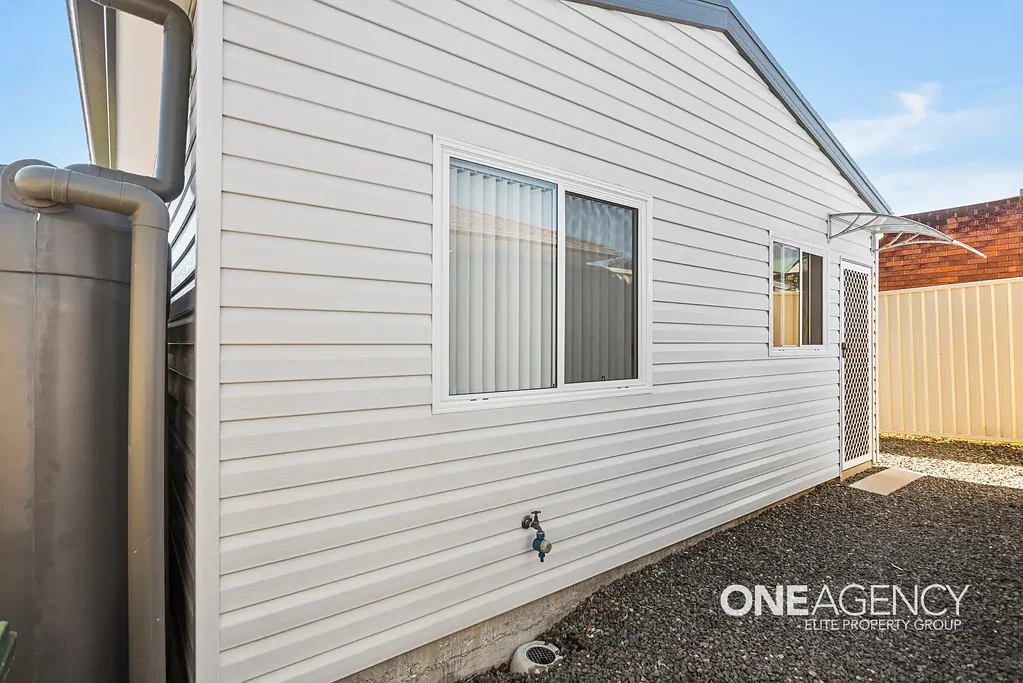 LOW-MAINTENANCE LIVING IN THE HEART OF OAK FLATS