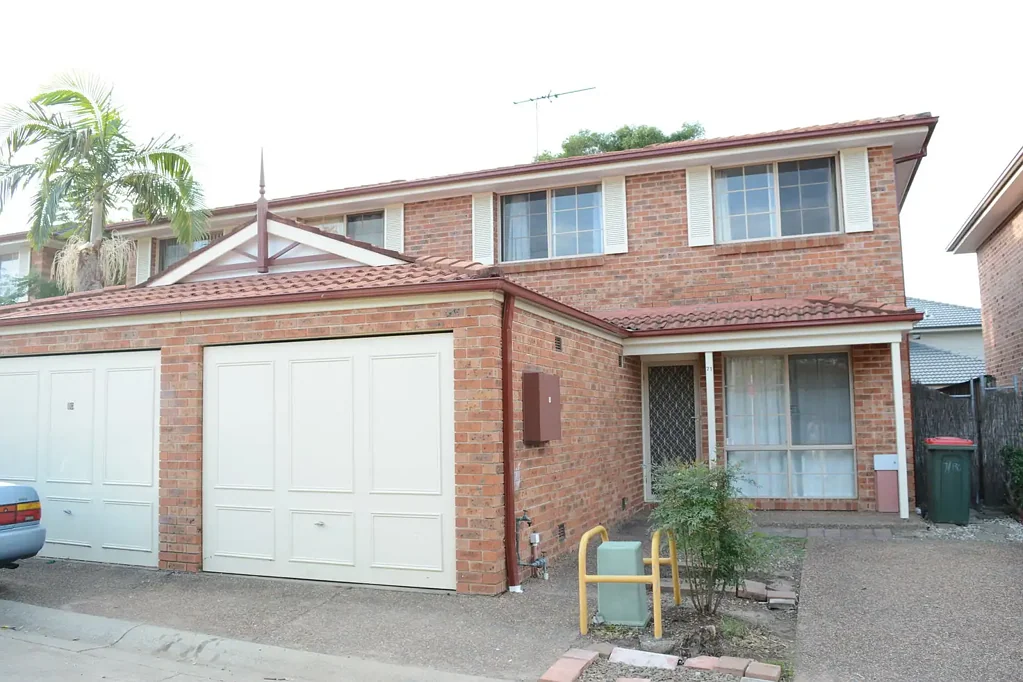Blacktown 3 Bedroom Neat 3BR/1Bath Townhouse, LUG, car spot. AC, BIRs, gas, 2 toilets, no carpet!