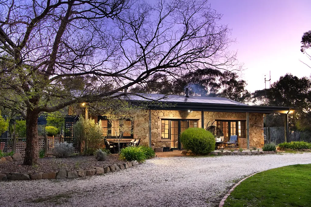 Green Gully 3Phòng ngủ A Beautifully Crafted Stone Home with 4 acres and Serious Shedding