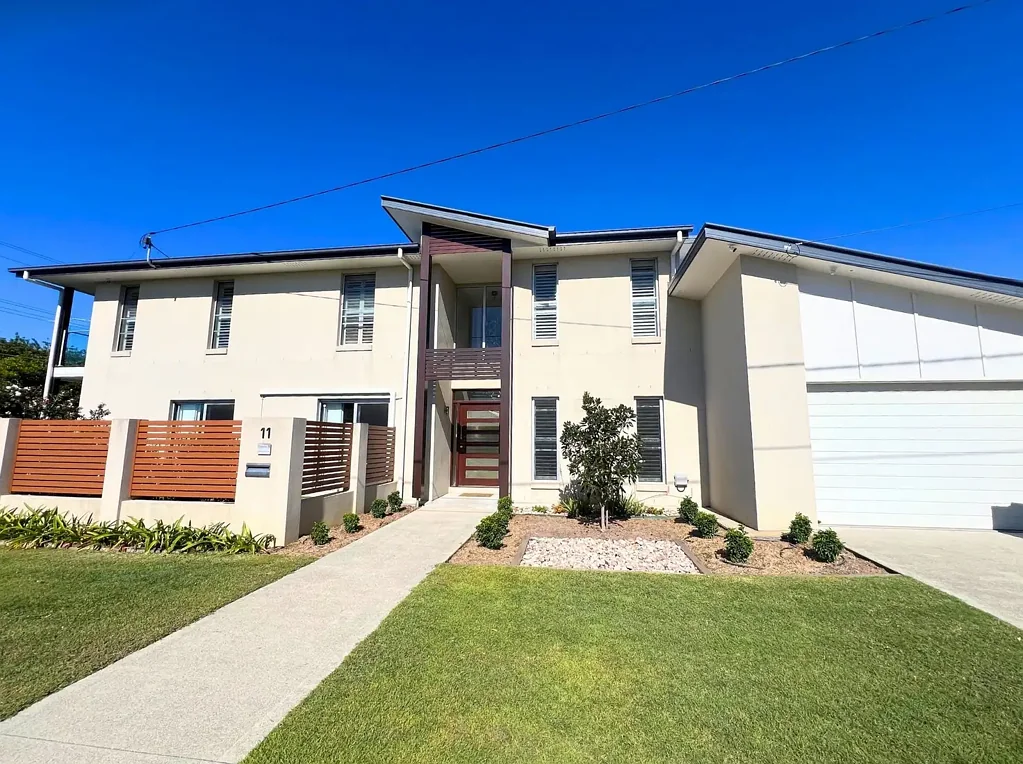 Spacious Family Home with Water Views, Pool & Room for the Caravan!