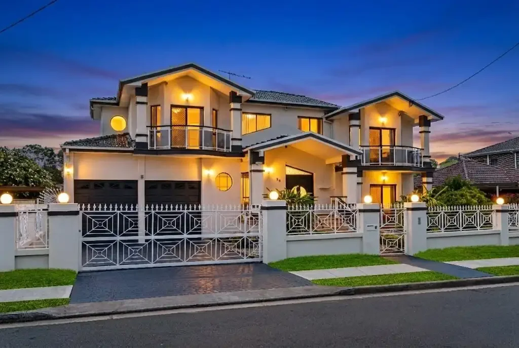 Canley Vale 5Phòng ngủ Keep the Family Home or a Triplex Site 3 Lots