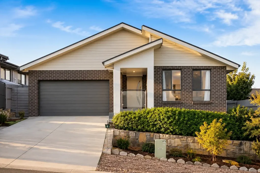 Casey 4房  Spacious family home with multiple living areas and elevated views