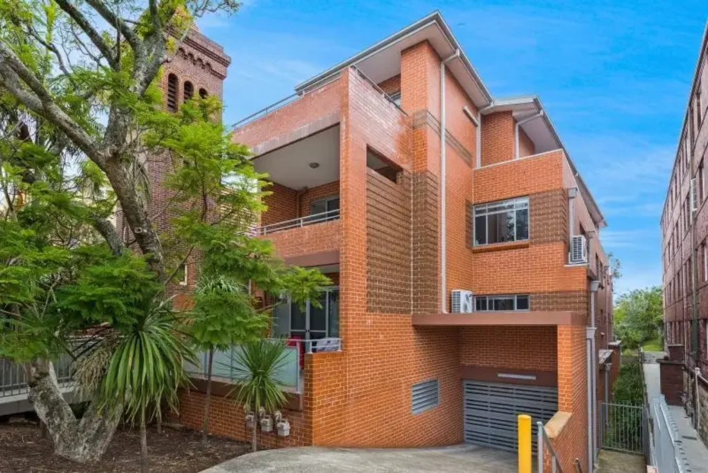FULLY FURNISHED MODERN STUDIO WITH TOTAL PRIVACY & CONVENIENCE