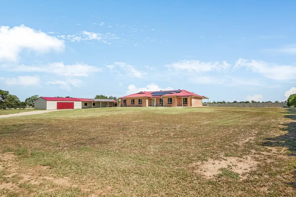 Narromine 5ਬੈੱਡਰੂਮ Spacious Family Haven in Narromine - Your Dream Home Awaits!