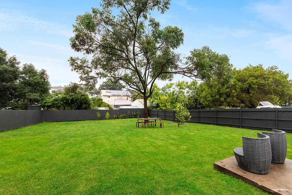 Fennell Bay 2房  Move in, relax and dream big! Updated home on large block with DA approved extension