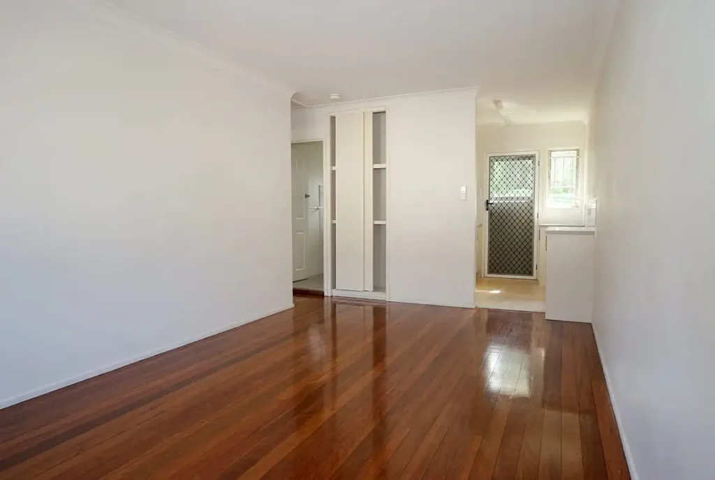 COMFORTABLE 2 BEDROOM APARTMENT
