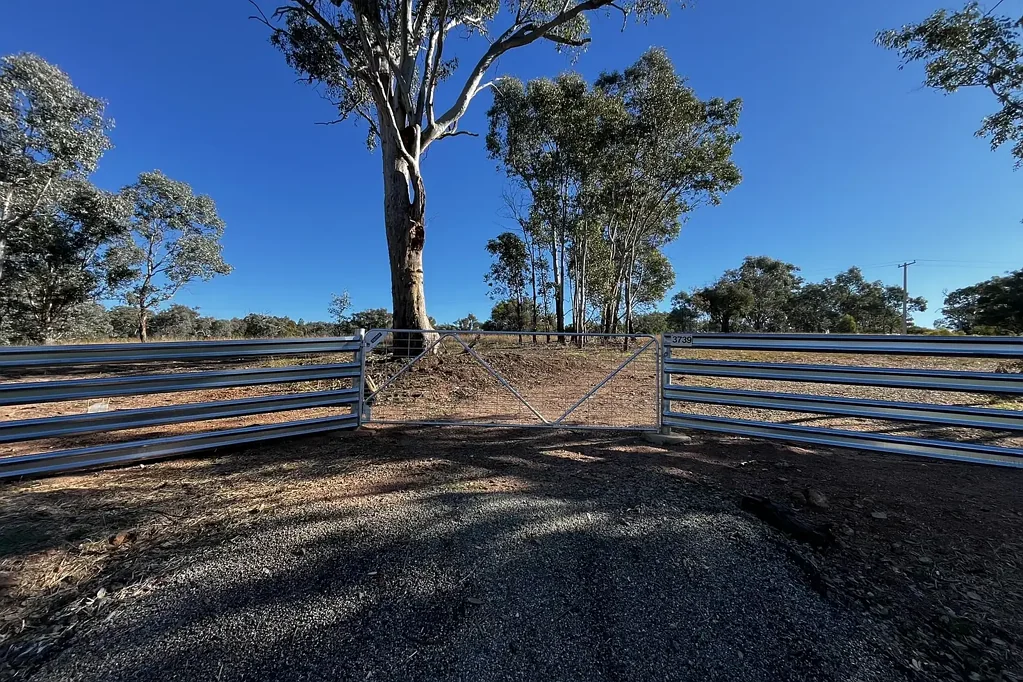 Hovells Creek  9.3 ACRE LIFESTYLE GET-AWAY. FULLY FENCED & SEALED ROAD FRONTAGE!