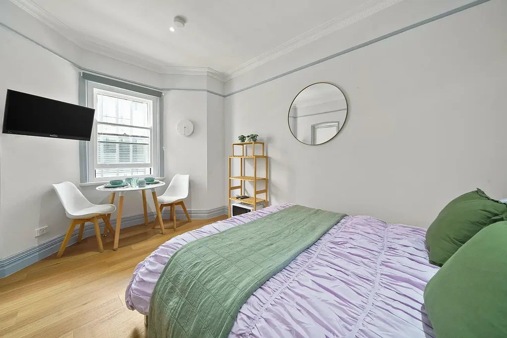 NEWLY RENOVATED ROOM WITH PRIVATE SHOWER
Sharing Large Fully equipped kitchen, living room and laundry - weekly clean