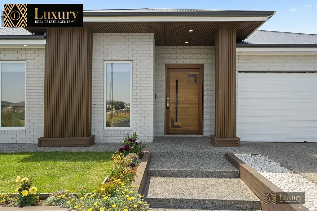 Fraser Rise 4 Bedroom Double Ensuite | Fully Upgraded | 3 Meter cieling | Next to Park