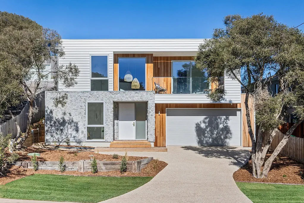 Rye 4 Bedroom Stylish Family Retreat with Pool in a Peaceful Rye Pocket