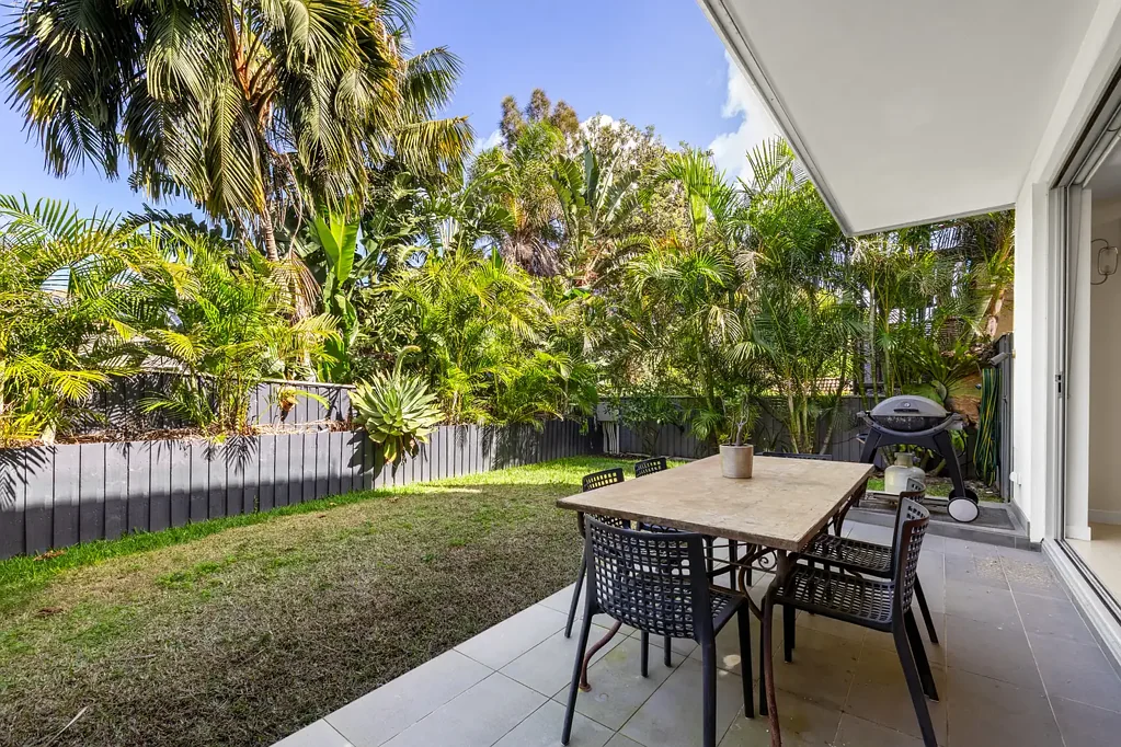 LARGE LUX APARTMENT + PRIVATE BACK YARD