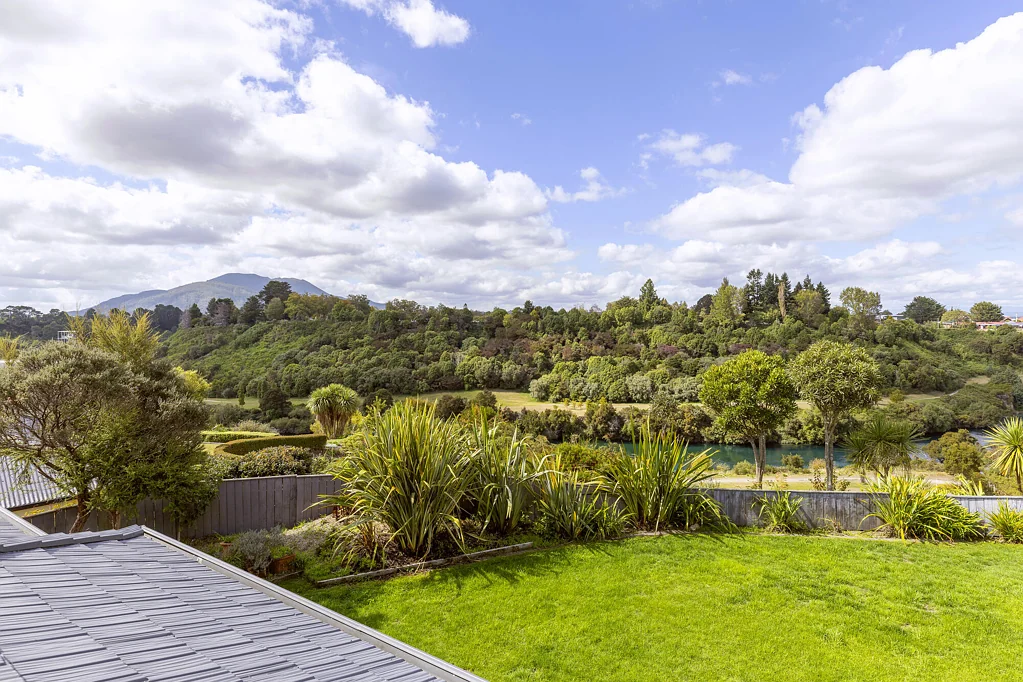 Rangatira Park 5 Slaapkamer Private Riverside Living in Prestigious Rangatira