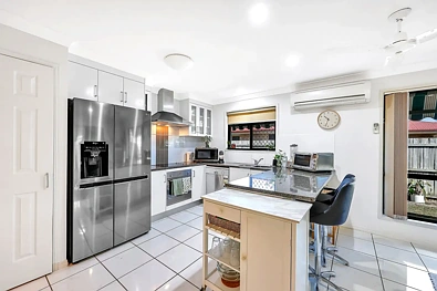 1/4A Hillvue Crescent, Avoca, QLD 4670, 3 Bedrooms, 2 Bathrooms, Unit