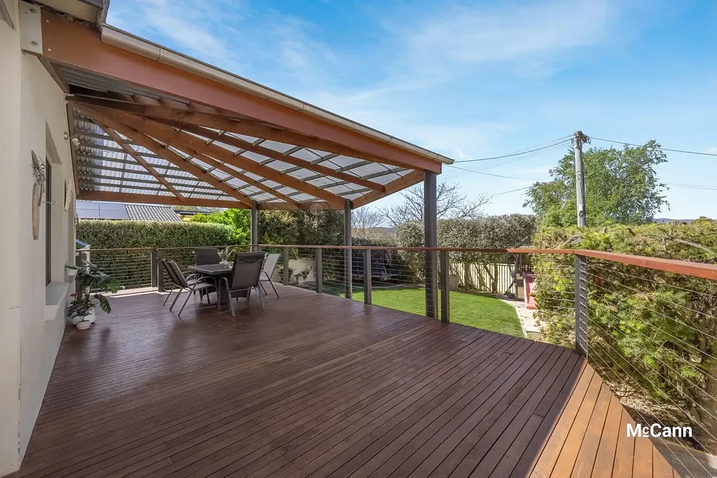 Fadden 4房  Stylish family sanctuary with Chef's kitchen, entertainer's deck and room for the caravan!