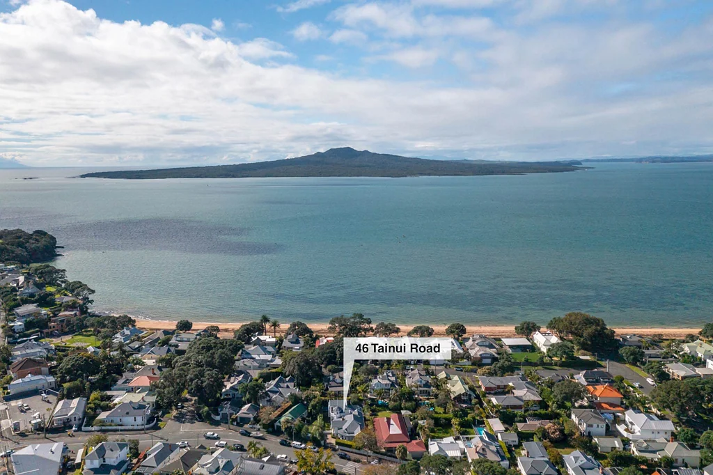 Devonport 5 Bedroom Grand Coastal Villa – Modern Comfort
