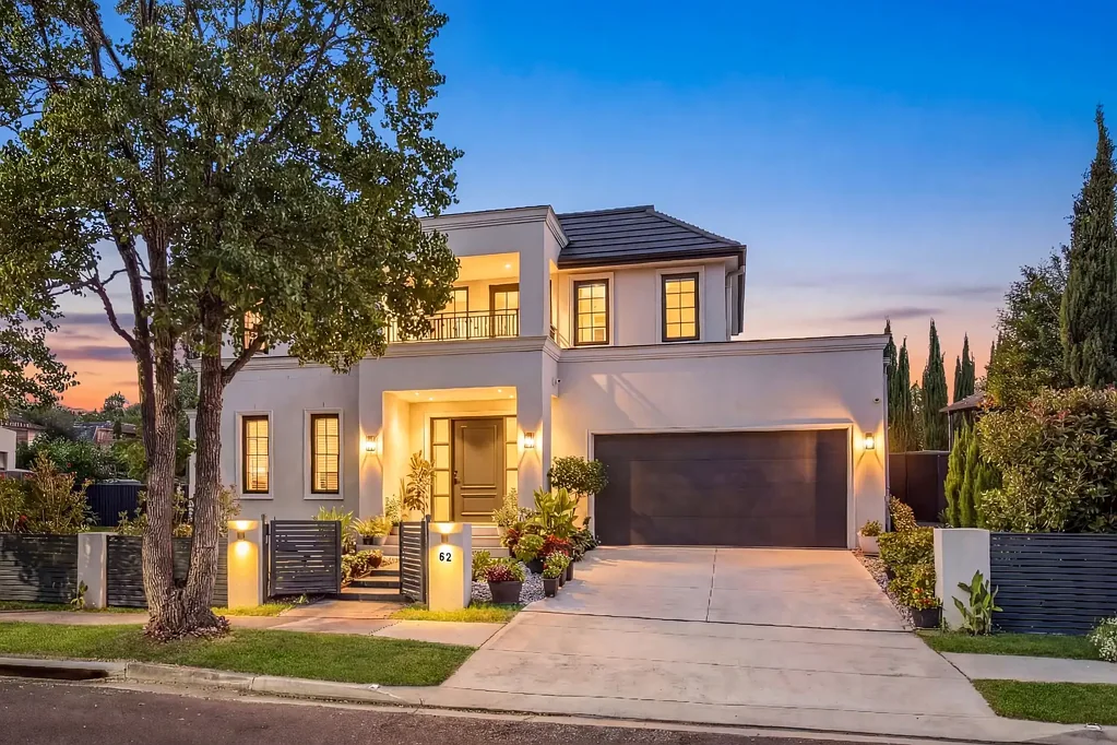 West Pennant Hills 6Phòng ngủ As New, Multi-Generational Dream Living: Two Separate Homes, Quality Construction, 1100m to Metro Station