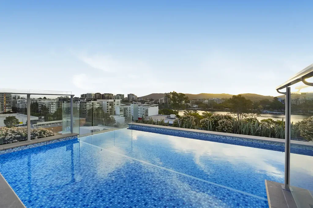 West End 2房 难得的双车位机会 – 业主诚意出售 A RARE TWO-CAR OPPORTUNITY – SELLER READY TO MOVE