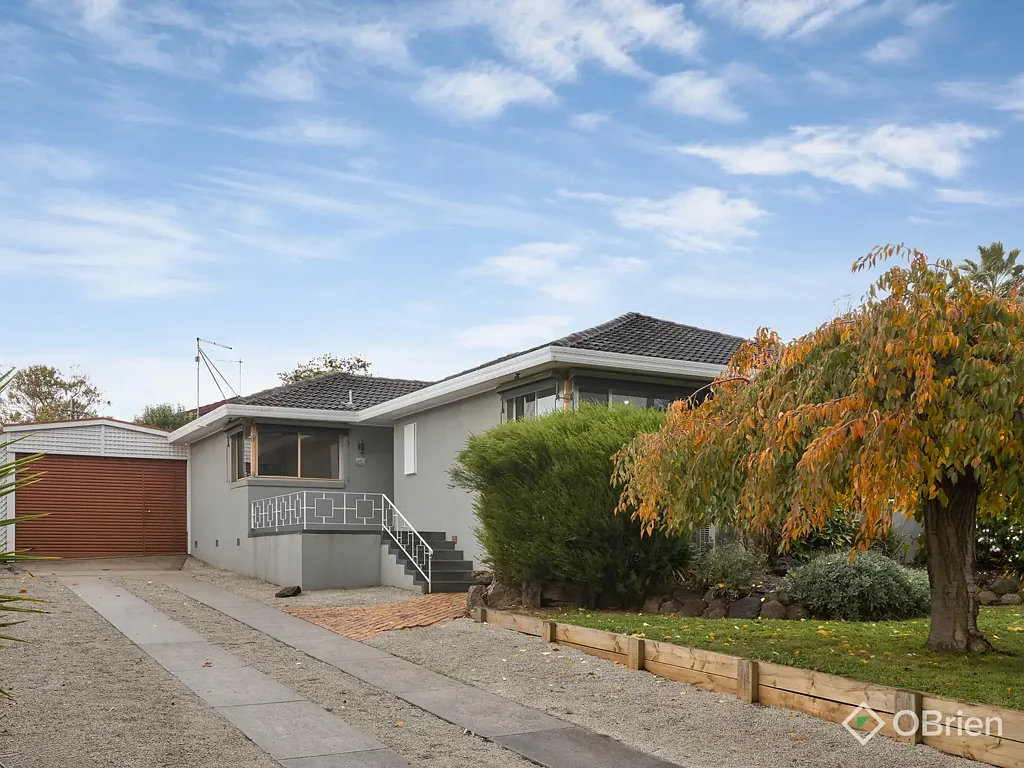 Drouin 3Moenga Fantastic family home with dream garage